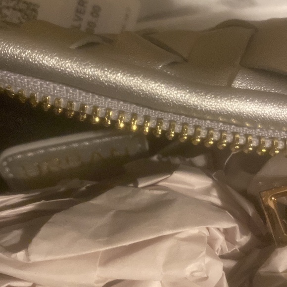 Urban Expressions Woman Tracy Woven Clutch silver new with tags - Picture 5 of 6